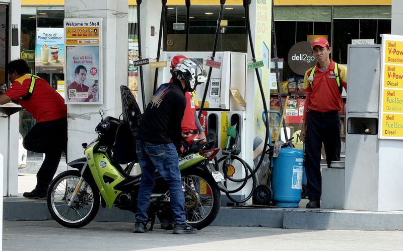 菲律賓機車騎士加油 自美國、以色列與伊朗於2月底爆發戰事以來，菲律賓燃油價格不斷上漲，衝擊民生。圖為一名機車騎士在馬尼拉市一家加油站加油。中央社記者林行健馬尼拉攝115年4月8日