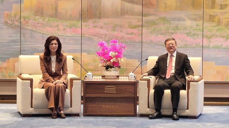 台湾・国民党主席の鄭麗文氏と上海市トップの陳吉寧氏が会談 国民党の鄭麗文主席は8日夜、上海市委員会書記の陳吉寧氏と面会した。写真は鄭氏（左）と陳氏（右）。中央社記者・呂佳蓉撮影、民国115年4月8日