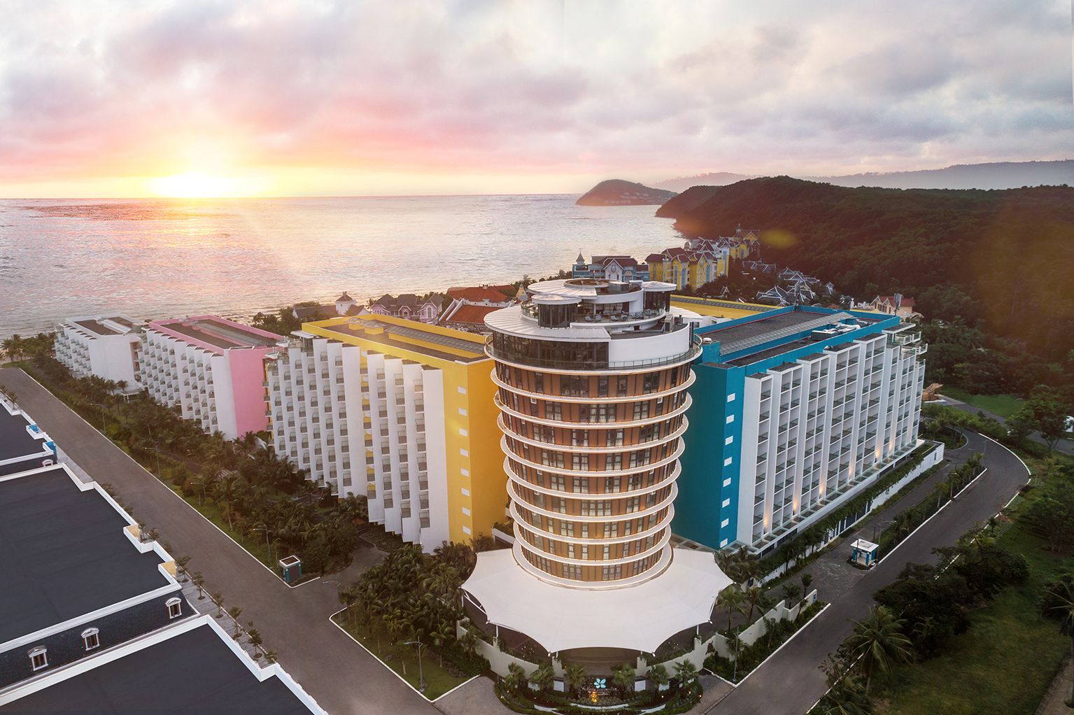 建築以明亮色調與開放設計迎接陽光，整體氛圍年輕而輕快。（圖/鴻毅旅行社）