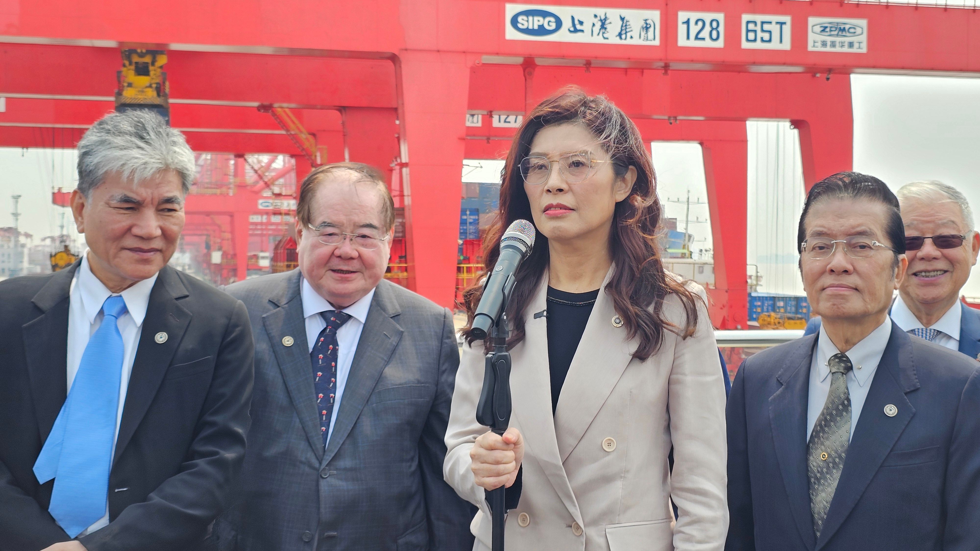 國民黨主席鄭麗文率團訪問中國大陸，2026年4月9日上午參訪上海洋山港。（楊騰凱攝）