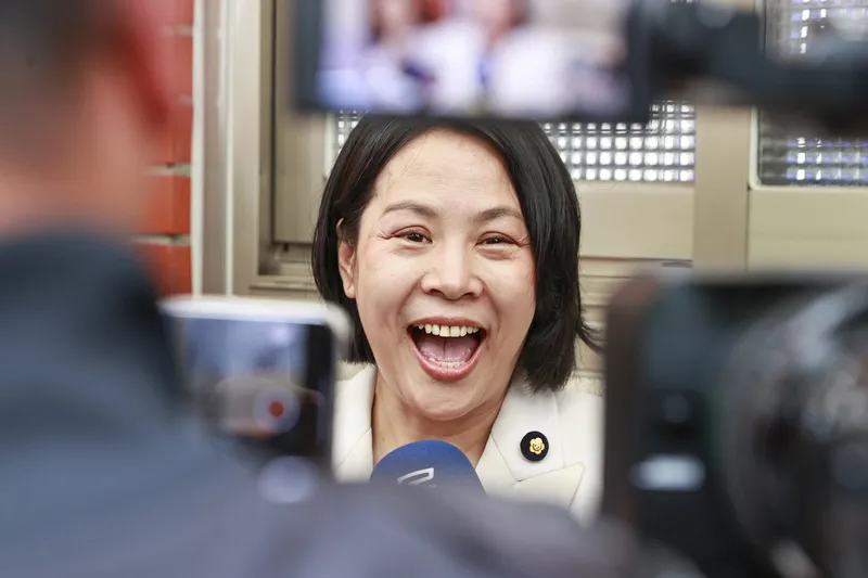 李貞秀內政委員會上演質詢獨白秀　會後受訪 民眾黨立委李貞秀（圖）9日在立法院內政委員會再度上演質詢獨白秀，她會後受訪時表示民眾黨只有8席立委，一個人要顧一個委員會，黨團幹部比她更忙，還有選區要顧，她呼籲國政要正常推動，所有立委也要正常回到自己職責的本身，把自己份內事做好。中央社記者鄭清元攝115年4月9日