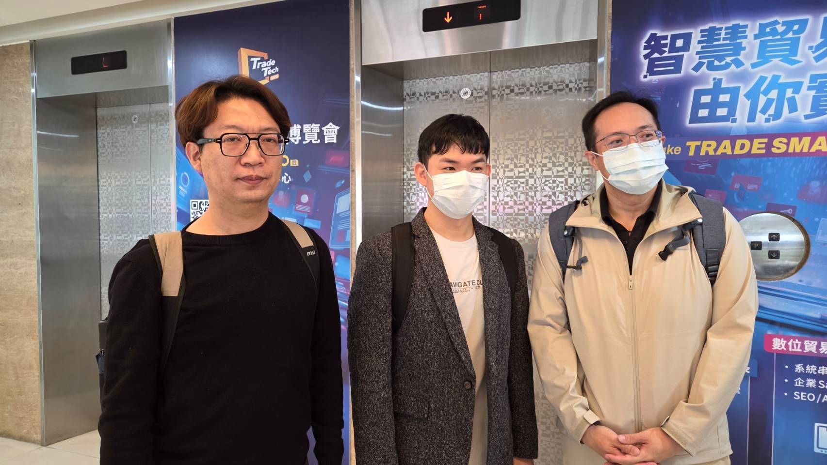 20260409-3名被控訴的牙醫診所院長無預警現身記者會現場，強調現在最重要的是維護患者權益。（黃天如攝）