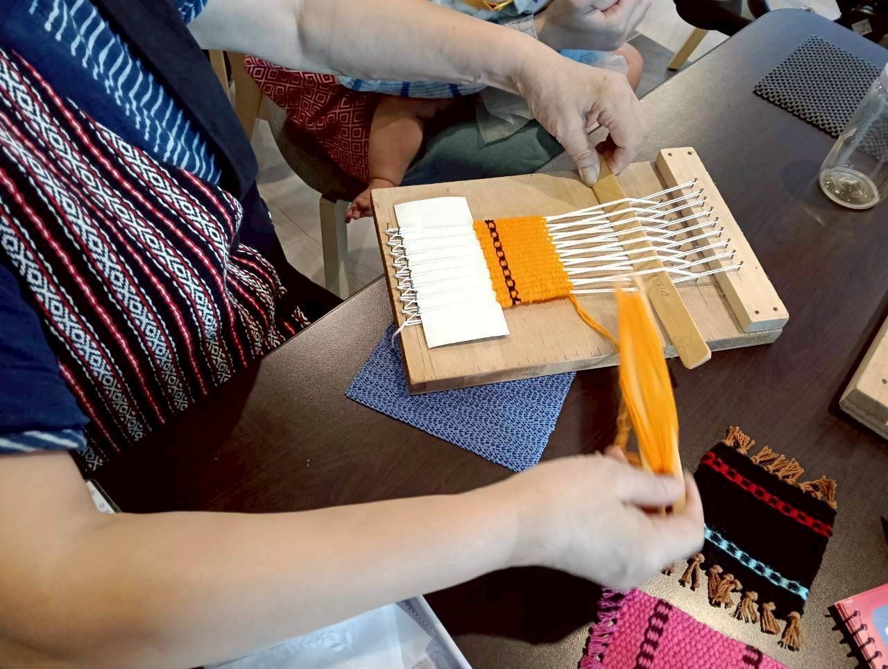 「新店部落見學」體驗編織魚網燈，邀請民眾一同走進阿美族傳統文化。（圖/新北市政府文化局）