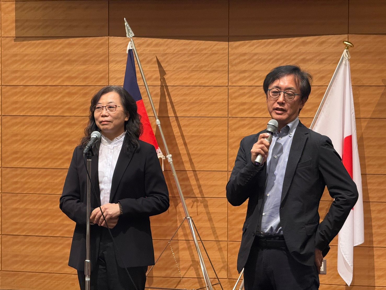 造山者導演導演蕭菊貞（左）、野島剛（右）。（黃信維攝）