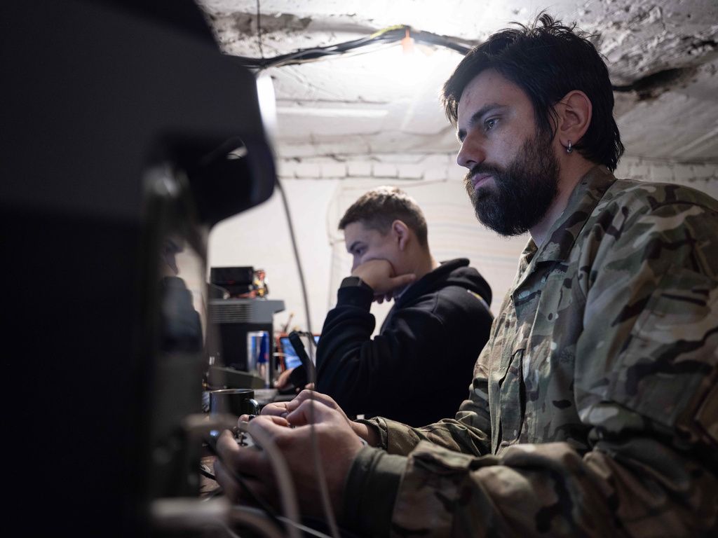 烏克蘭士兵正在遠端操作無人機系統執行任務。（美聯社）