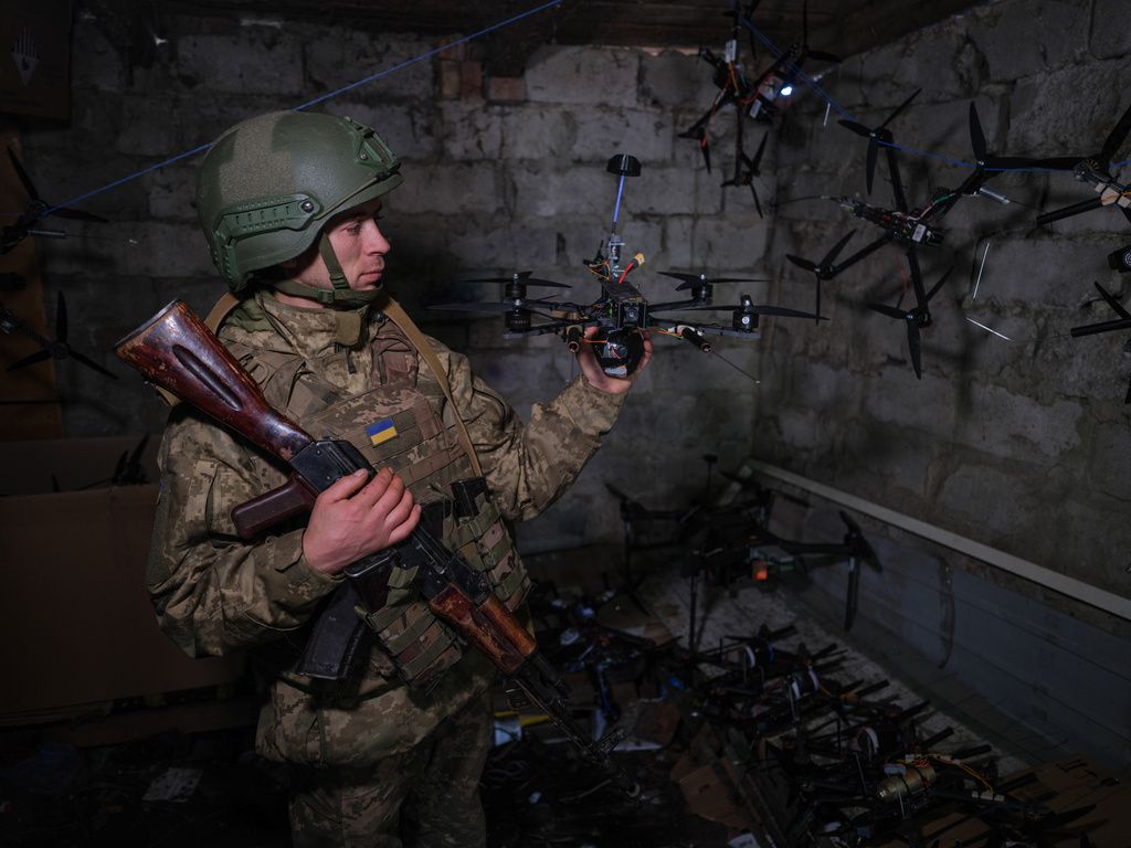 烏克蘭士兵正在遠端操作無人機系統執行任務。（美聯社）