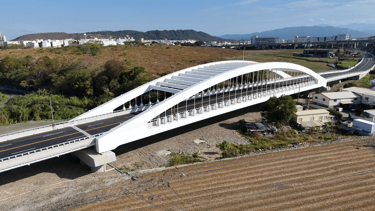 圖說: 甲埔大道新建工程鍾「甲埔一號橋」為鋼拱橋，形塑入口意象。(圖/台中市政府)