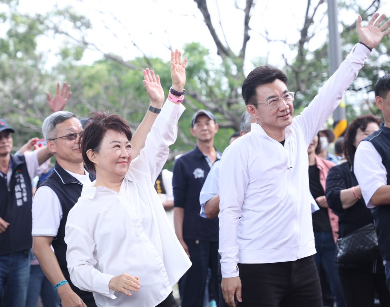 圖說: 深受海線地區居民期待的甲埔大道正式通車，盧秀燕市長向在地民眾揮手致意，她相信這條路將來一定會為地方帶來成功。(圖/台中市政府)