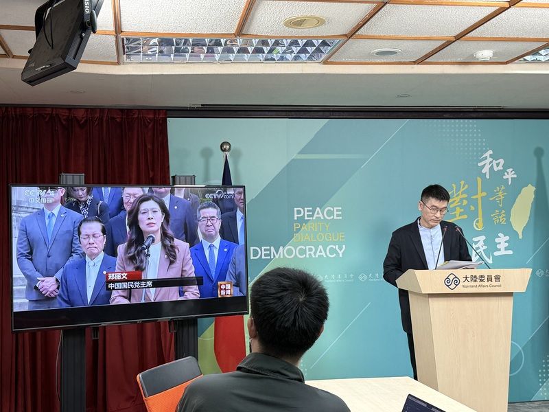 陸委會記者會播放央視報導鄭麗文謁陵片段 陸委會副主委梁文傑9日在例行記者會上播放央視報導中國國民黨主席鄭麗文拜謁中山陵的片段，指其所傳達的訊息是國民黨主席又來中山陵拜謁，並取鄭麗文讚大陸發展進步等橋段。中央社記者廖文綺攝115年4月9日