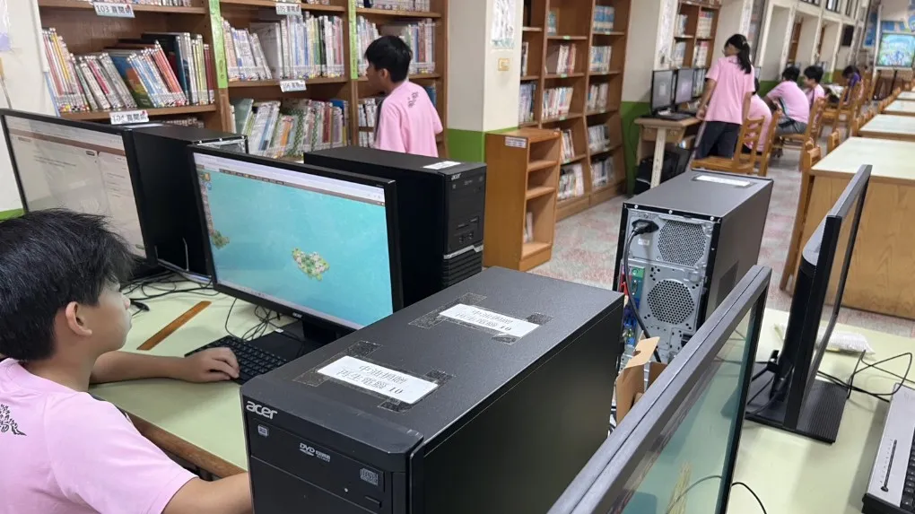 鳳山國小學生使用中油捐贈的再生電腦進行閱讀闖關遊戲。（圖/中油提供）