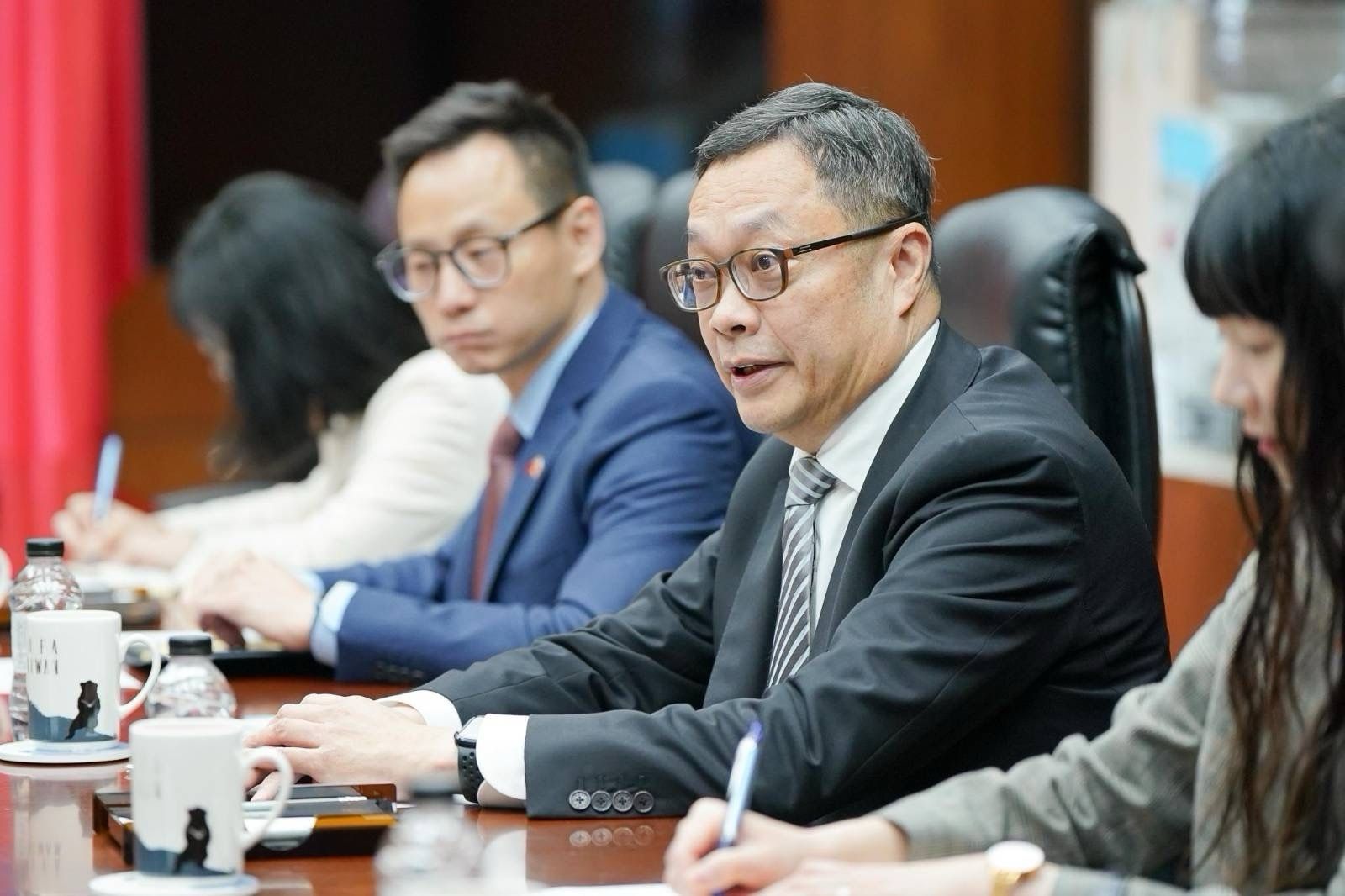 20260408-外交部政務次長陳明祺（見圖）接見加拿大參議院反對黨領袖胡薩科斯率領的加拿大聯邦參議員訪問團。（外交部提供）