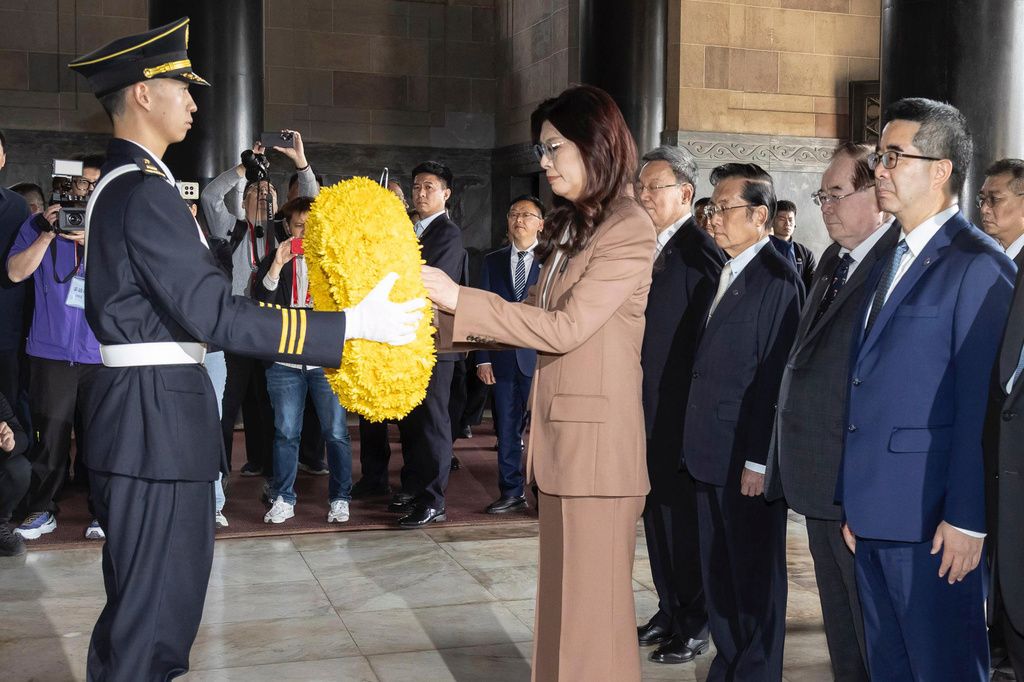 國民黨主席鄭麗文（中）率代表團赴南京向中山陵致意。（美聯社）