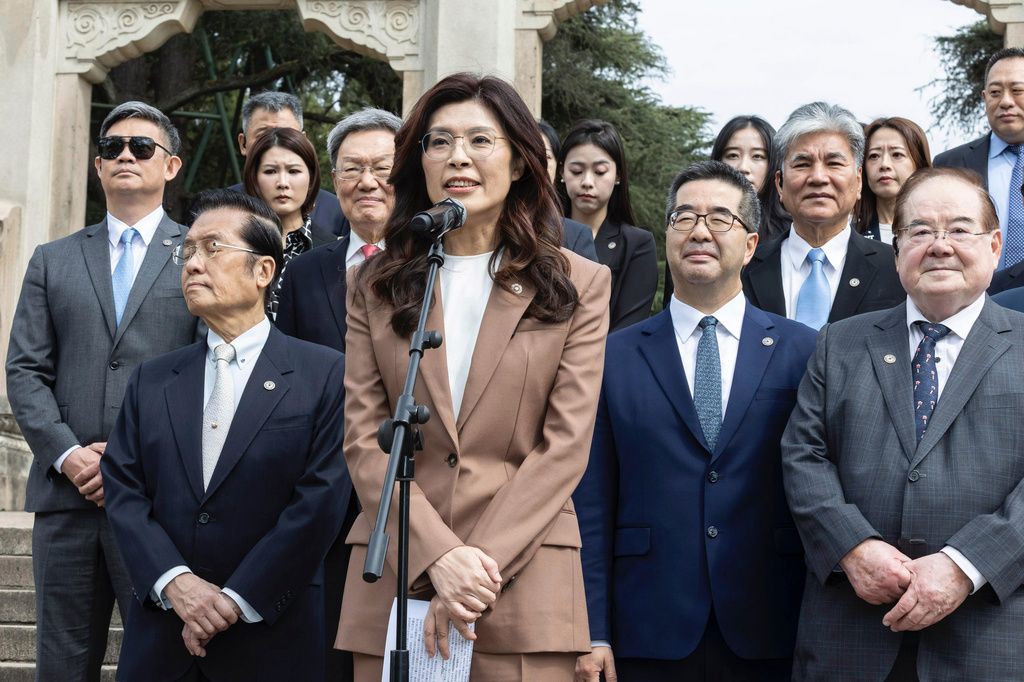 國民黨主席鄭麗文（中）率代表團赴南京向中山陵致意。（美聯社）