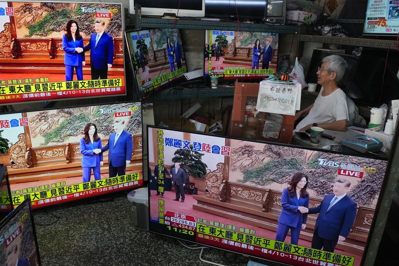 台灣民眾關注鄭習會（1） 國民黨主席鄭麗文與中共總書記習近平10日在人民大會堂會面。台北市萬華區販賣二手電視業者播放相關新聞。中央社記者徐肇昌攝115年4月10日