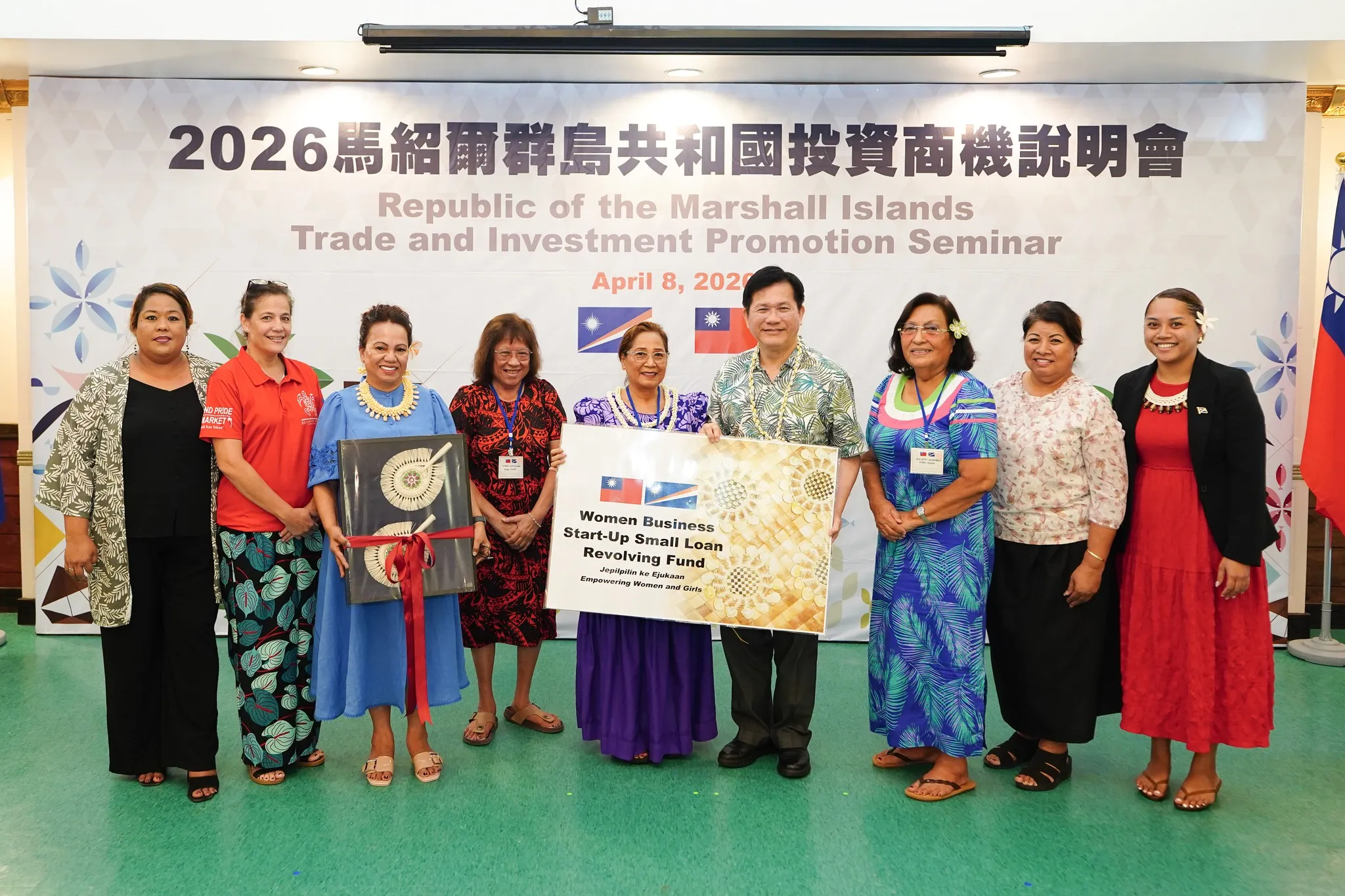 20260408-外交部長林佳龍率團出訪太平洋友邦馬紹爾群島，於投資商機說明會中宣布再挹注100萬美元至婦女創業基金。（外交部提供）