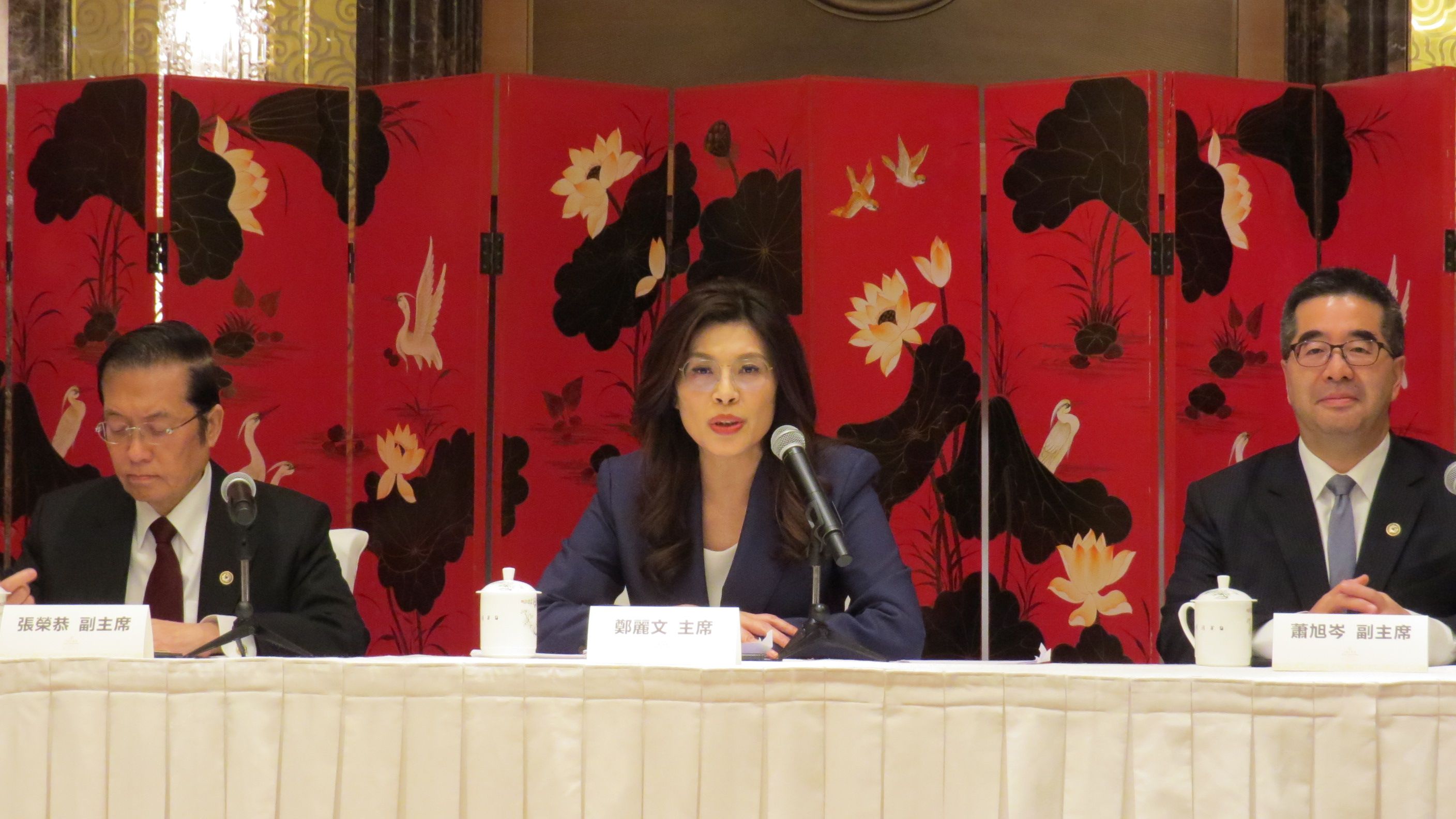 國民黨主席鄭麗文2026年4月10日率副主席張榮恭（左）、蕭旭岑（右）召開中外記者會，回應媒體提問。（楊騰凱攝）