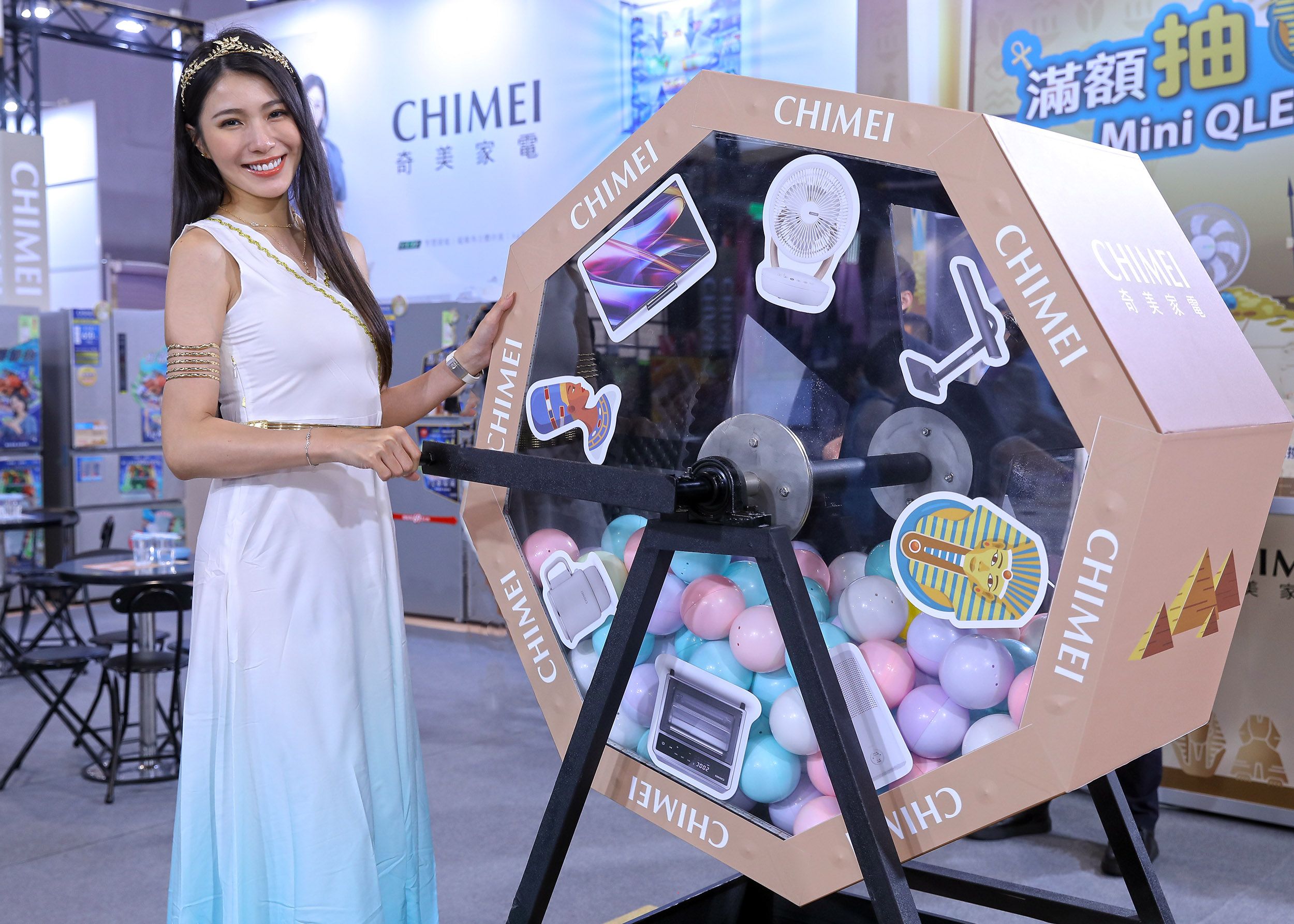 奇美家電祭出滿額抽獎、100_中獎等展場限定優惠，消費滿額即有機會抽中Mini QLED顯示器等人氣家電，並可獲得「埃及之王：法老」特展週邊，打造結合購物與娛樂的驚喜體驗。