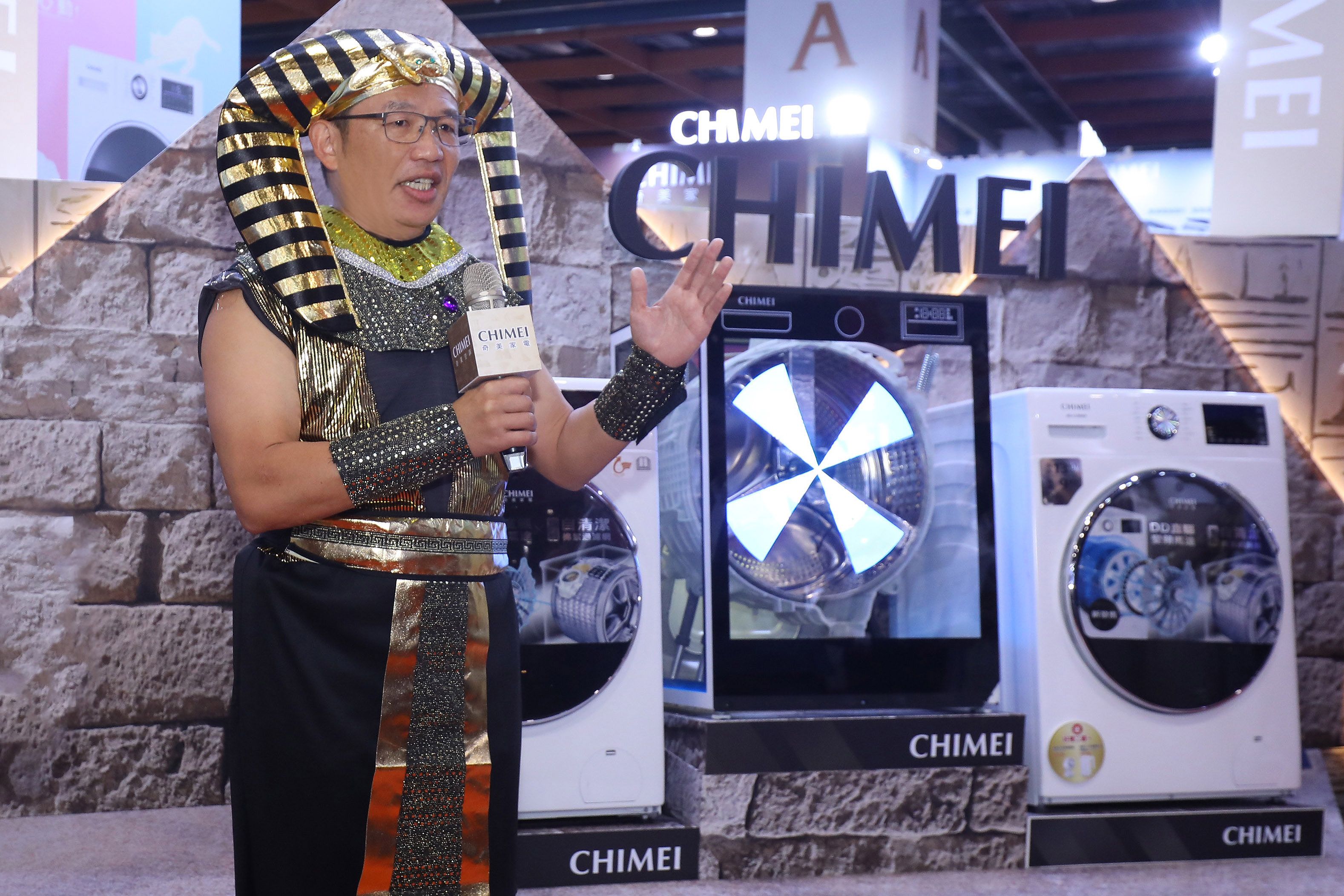 奇美家電營銷事業部總經理劉原宏於展場接受媒體訪問，分享品牌以AI技術與節能創新為核心，持續打造全方位智慧居家解決方案的發展策略。