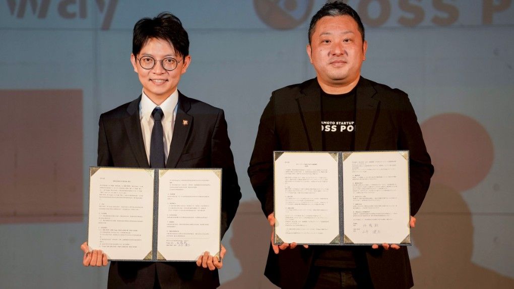 青年局長林楷軒（右）與日本熊本市 XOSS POINT. 培育經理上平健太簽署國際合作備忘錄，宣示攜手建立跨國數位遊牧友善工作平台網絡。（圖/高市青年局提供）