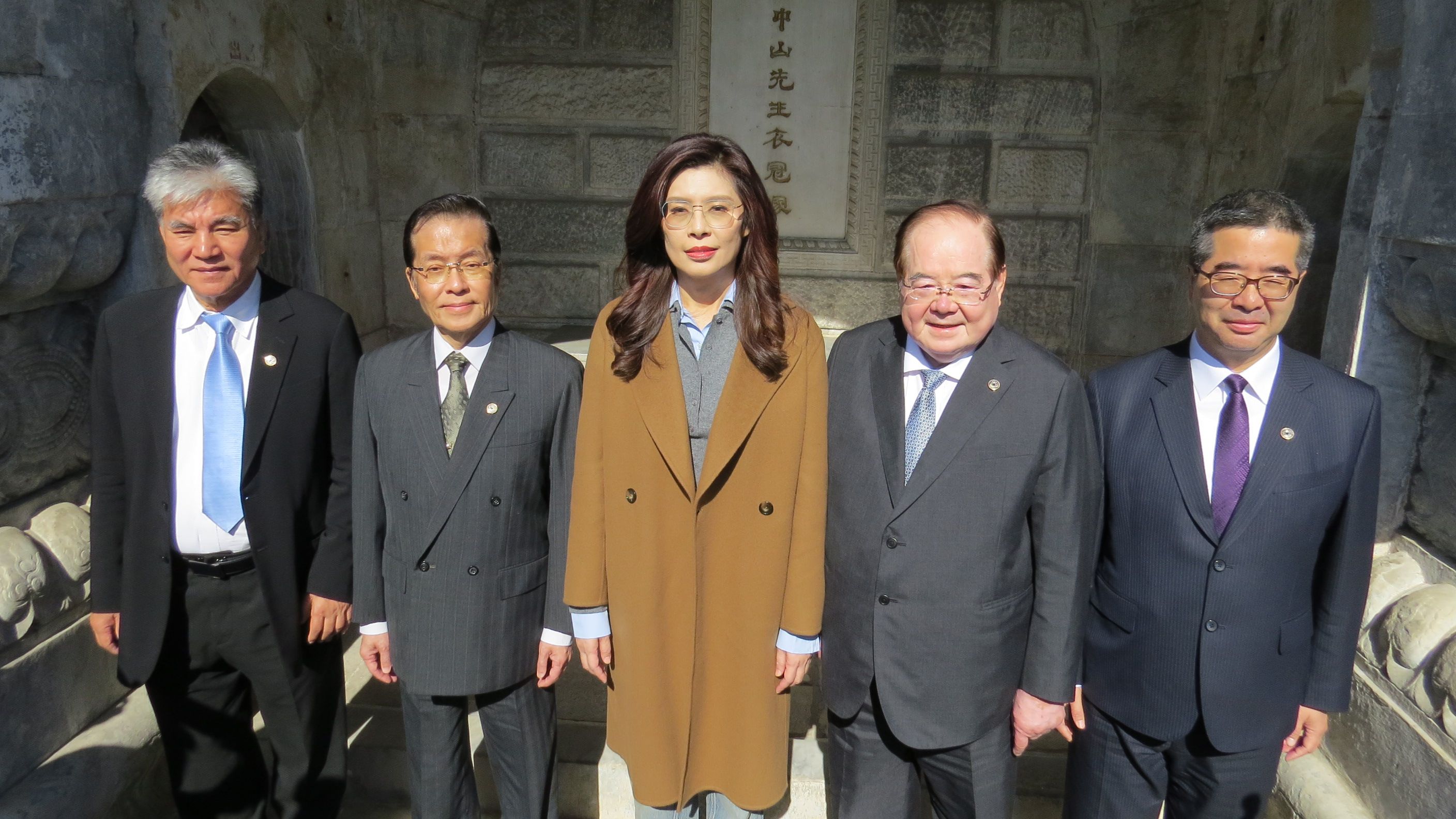 國民黨主席鄭麗文率團副主席張榮恭、李乾隆、蕭旭岑訪問中國大陸，2026年4月11日上午一行來到北京碧雲寺拜謁孫中山先生衣冠塚。（楊騰凱攝）