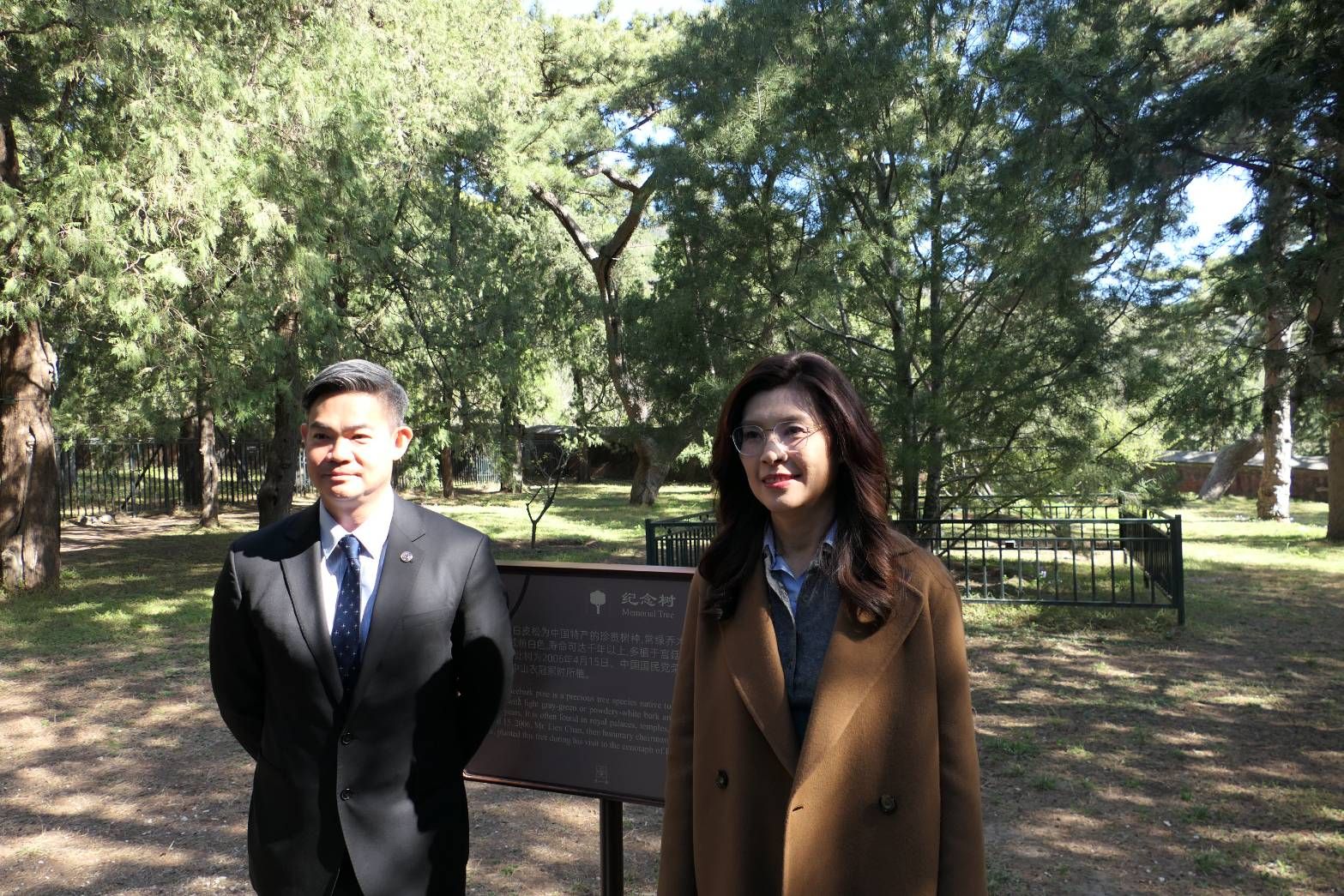 國民黨主席鄭麗文率團訪問中國大陸，2026年4月11日來到北京碧雲寺拜謁孫中山先生衣冠塚，與國民黨前主席連戰之子連勝武見證20年前連戰親手種下一顆白皮松樹。（楊騰凱攝）