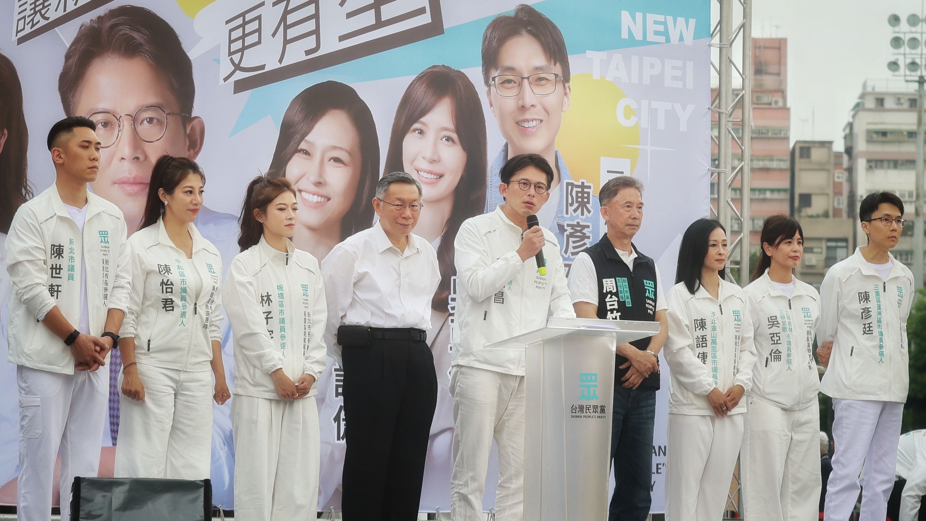 20260411-民眾黨主席、新北市長參選人黃國昌（右五）、民眾黨創黨主席柯文哲（左四20260411-民眾黨主席、新北市長參選人黃國昌（右）、民眾黨創黨主席柯文哲（左）11日出席「讓新北更有型」新北誓）11日出席「讓新北更有型」新北誓師大會。（柯承惠攝）
