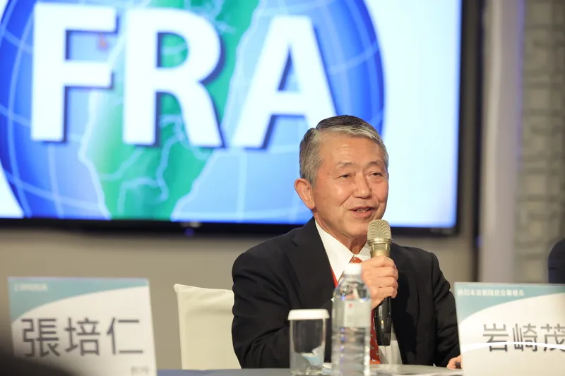 民主之盾論壇　岩崎茂發表演說 「民主之盾：第一島鏈全社會韌性合作國際論壇」11日在台北舉辦，前日本自衛隊統合幕僚長岩崎茂（圖）出席與談，就印太第一島鏈及無人機韌性供應鏈帶來主題論述。中央社記者翁睿坤攝115年4月11日