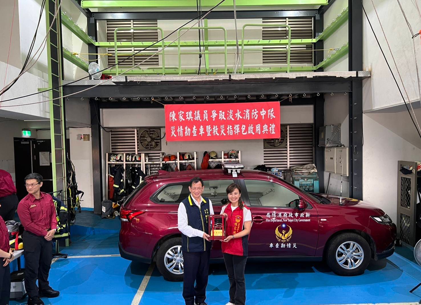 消防局長陳崇岳回贈紀念品（圖/新北市政府消防局）