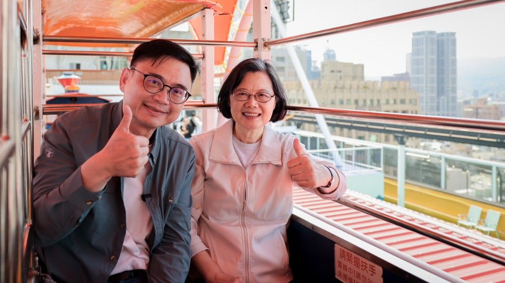 立委賴瑞隆與前總統蔡英文搭乘「單軌列車」，自空中飽覽高雄美麗市容。（圖/賴瑞隆服務處提供）