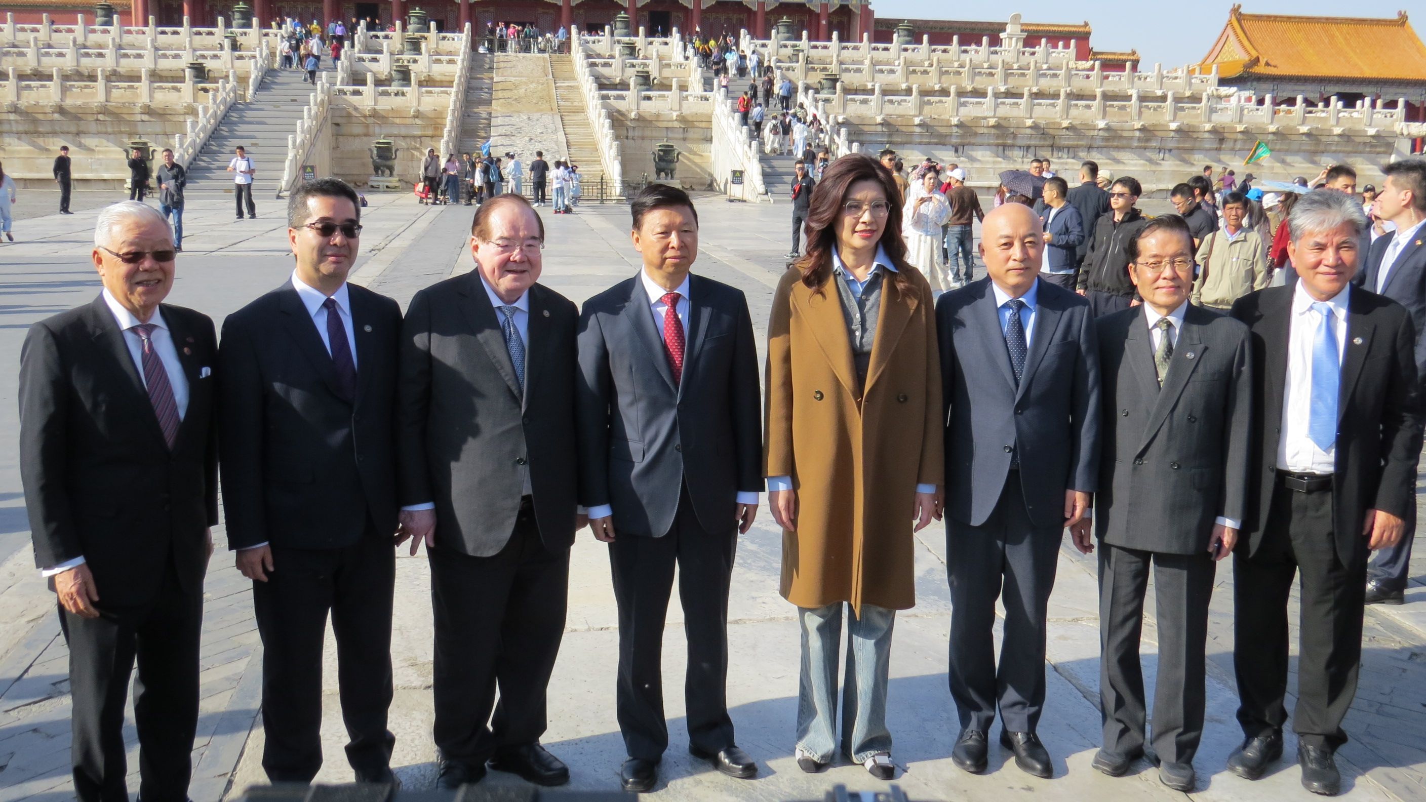 鄭麗文率團訪陸參訪北京故宮，參訪團在場合影留念。（楊騰凱攝）