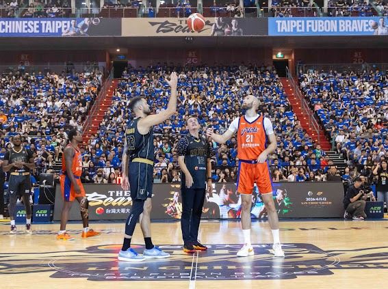 鄭志龍(左2)開球時感性表示:「很榮幸能見證這個重要時刻,這份精神將持續影響台灣籃壇。」(圖/台灣大哥大提供)