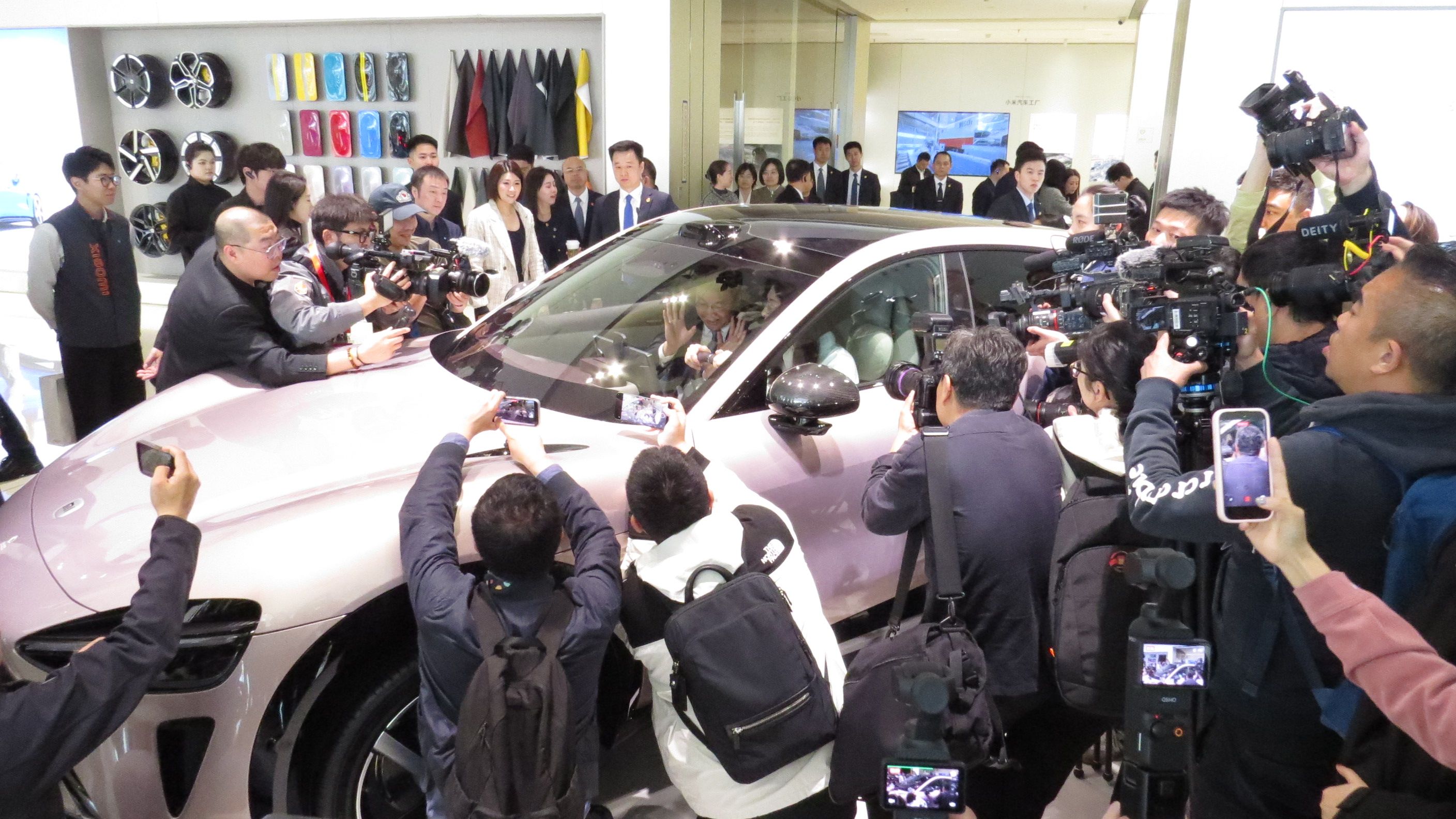 鄭麗文參訪北京小米汽車工廠，實際坐上駕駛座體驗。（楊騰凱攝）