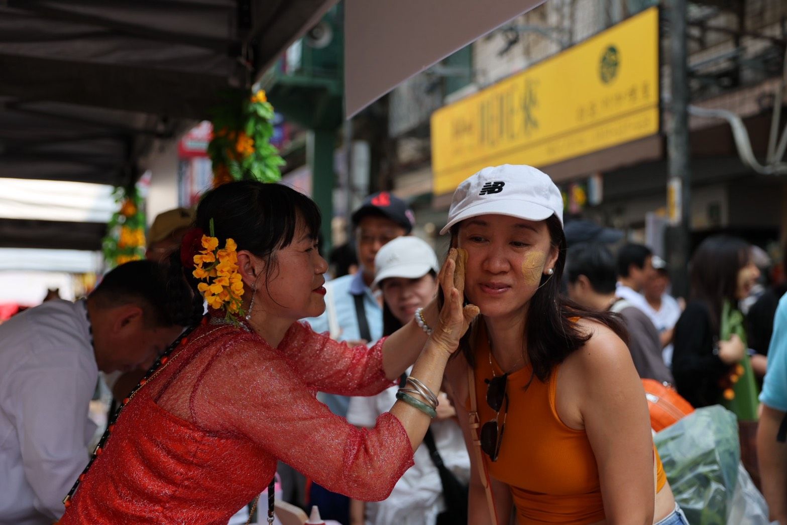 「2026緬甸新年浴佛」體驗攤位，讓民眾感受滿滿的異國風情。(圖/新北市文化局)