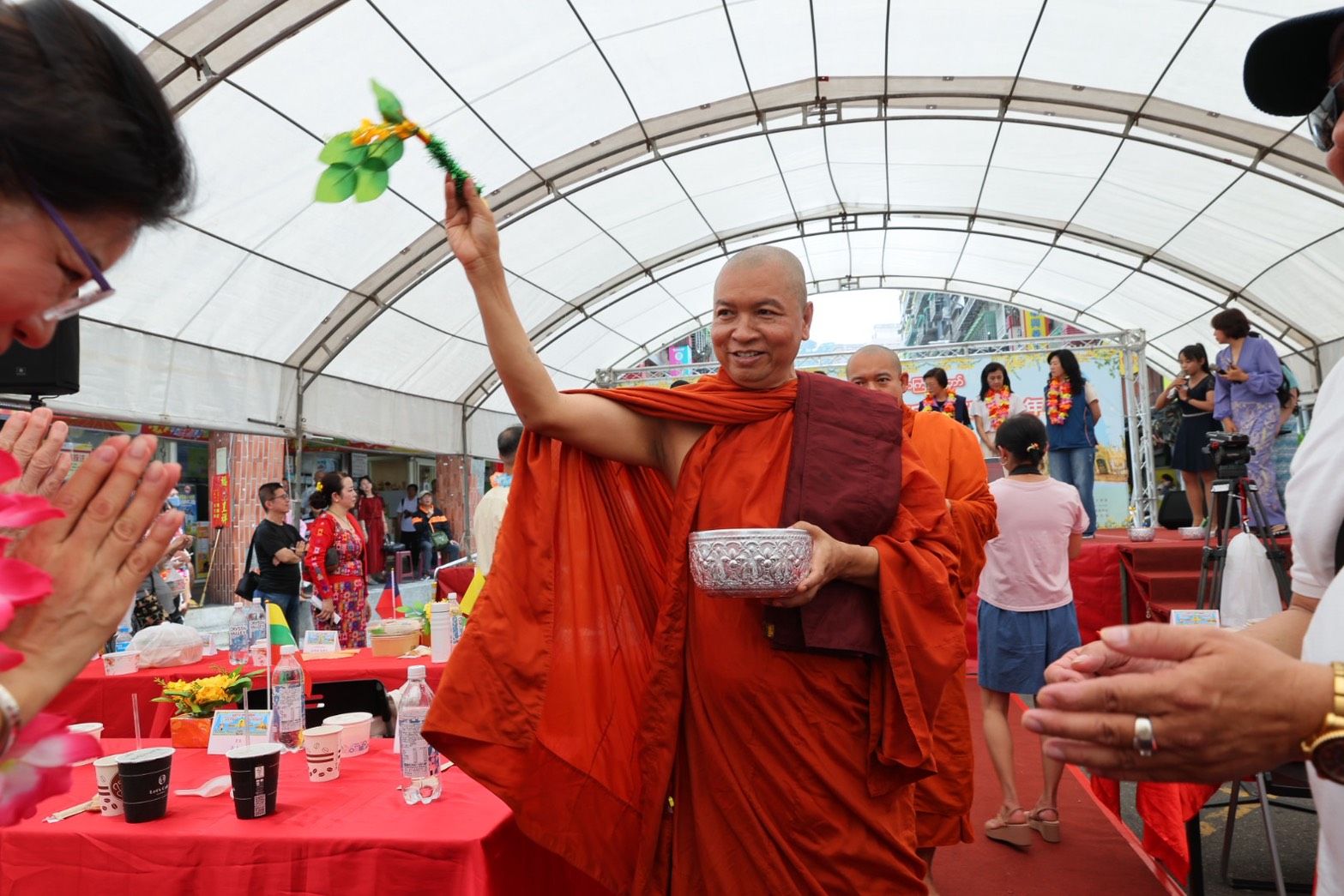 「2026緬甸新年浴佛」今(12)日在中和華新街舉行，恭請緬甸高僧祈福灑淨。(圖/新北市文化局)