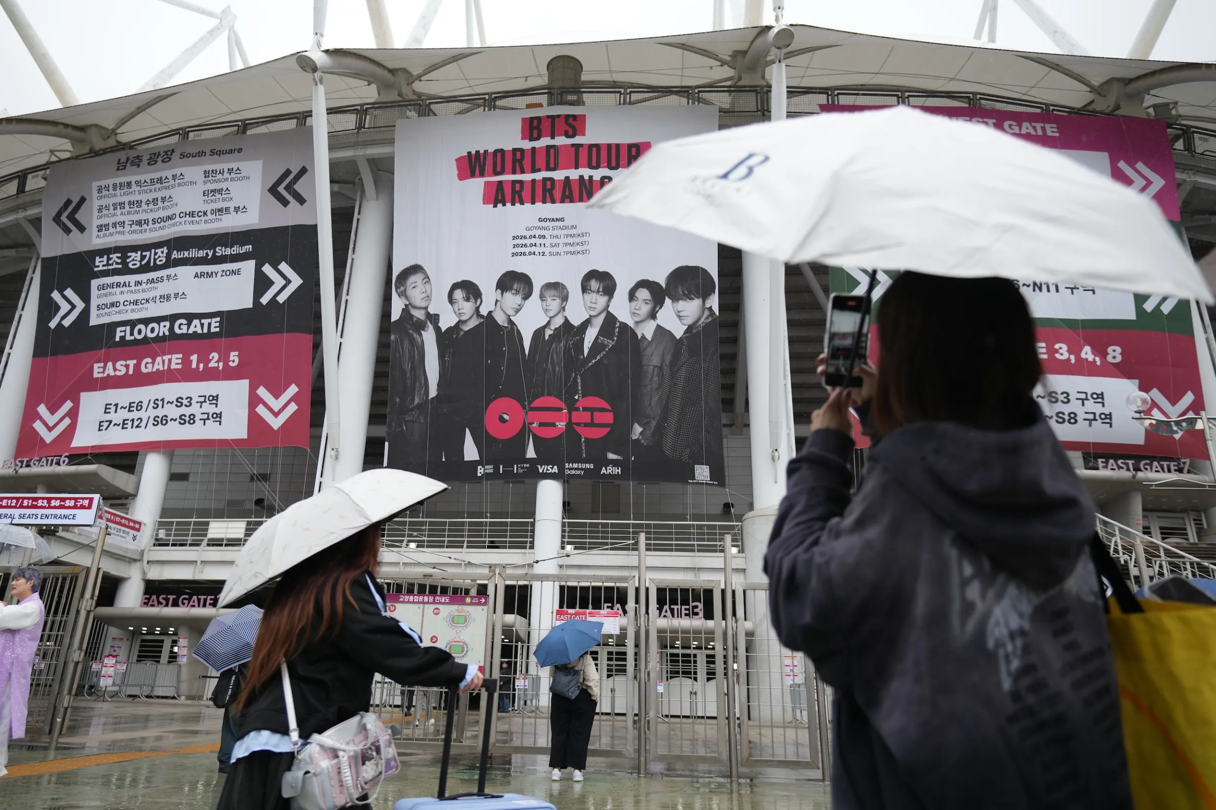 2026年4月9日，BTS的粉絲在韓國高陽舉行的世界巡迴演唱會場地拍照留念。（美聯社）