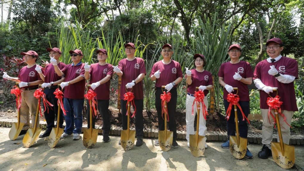 台糖董事長吳明昌(右2)帶領與會貴賓一同種下代表台糖根基的甘蔗，期許台糖精神持續扎根，開創更輝煌的未來。（圖/台糖提供）