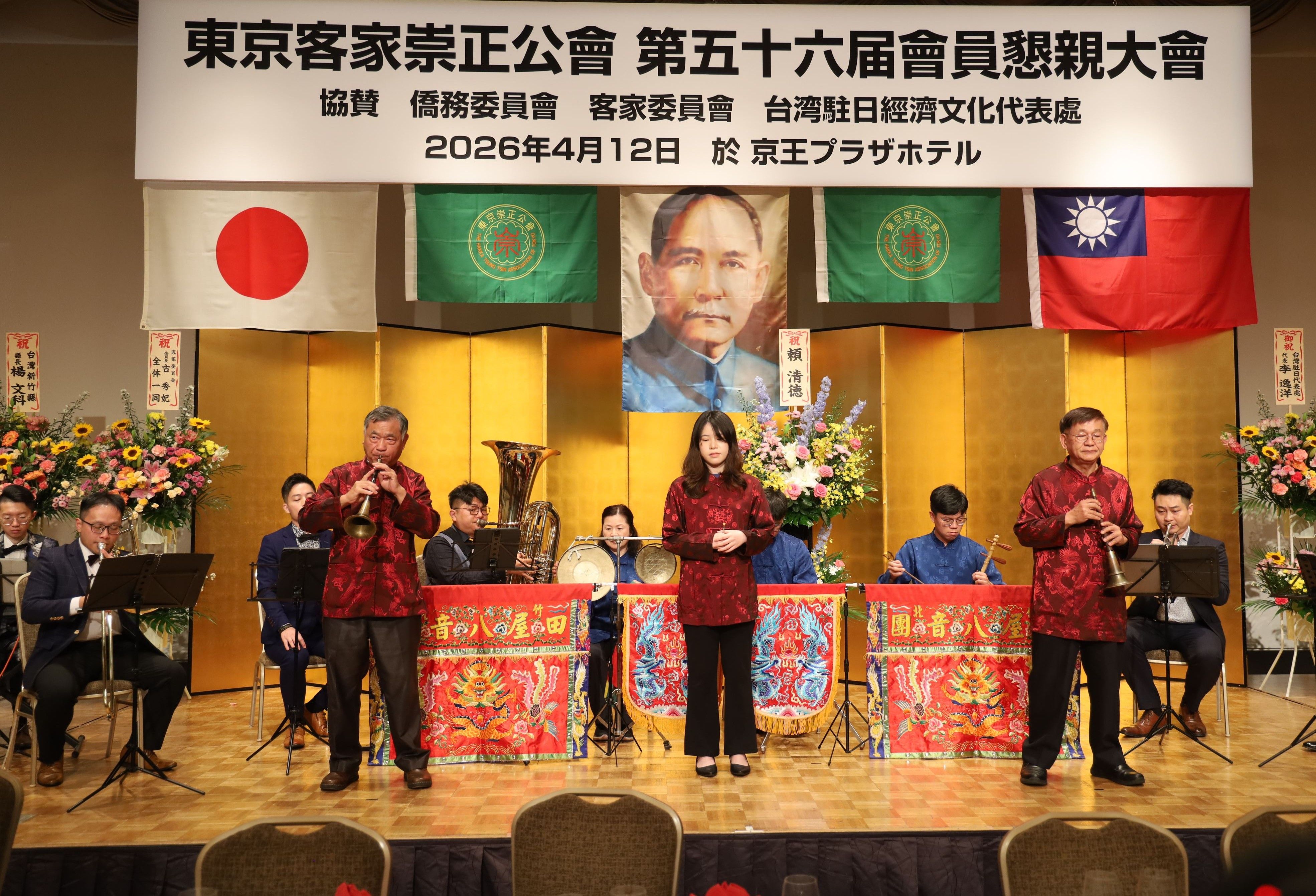 竹縣訪問團特別邀請客家八音個人保存者田文光藝師領銜的田屋北管八音團，與銅好重奏團BRASSMEN共創的「島嶼之聲」，於東京客家重要聚會登場演出。（圖／新竹縣政府提供）