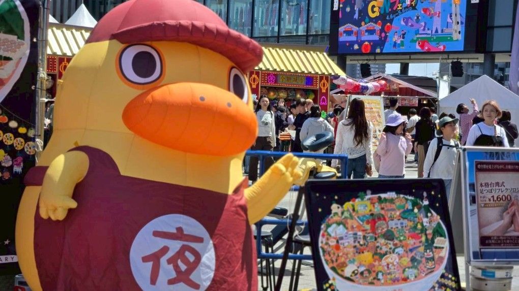 夜奇鴨驚喜現身在晴空塔的台灣祭會場同樂。（圖/台南市府提供）