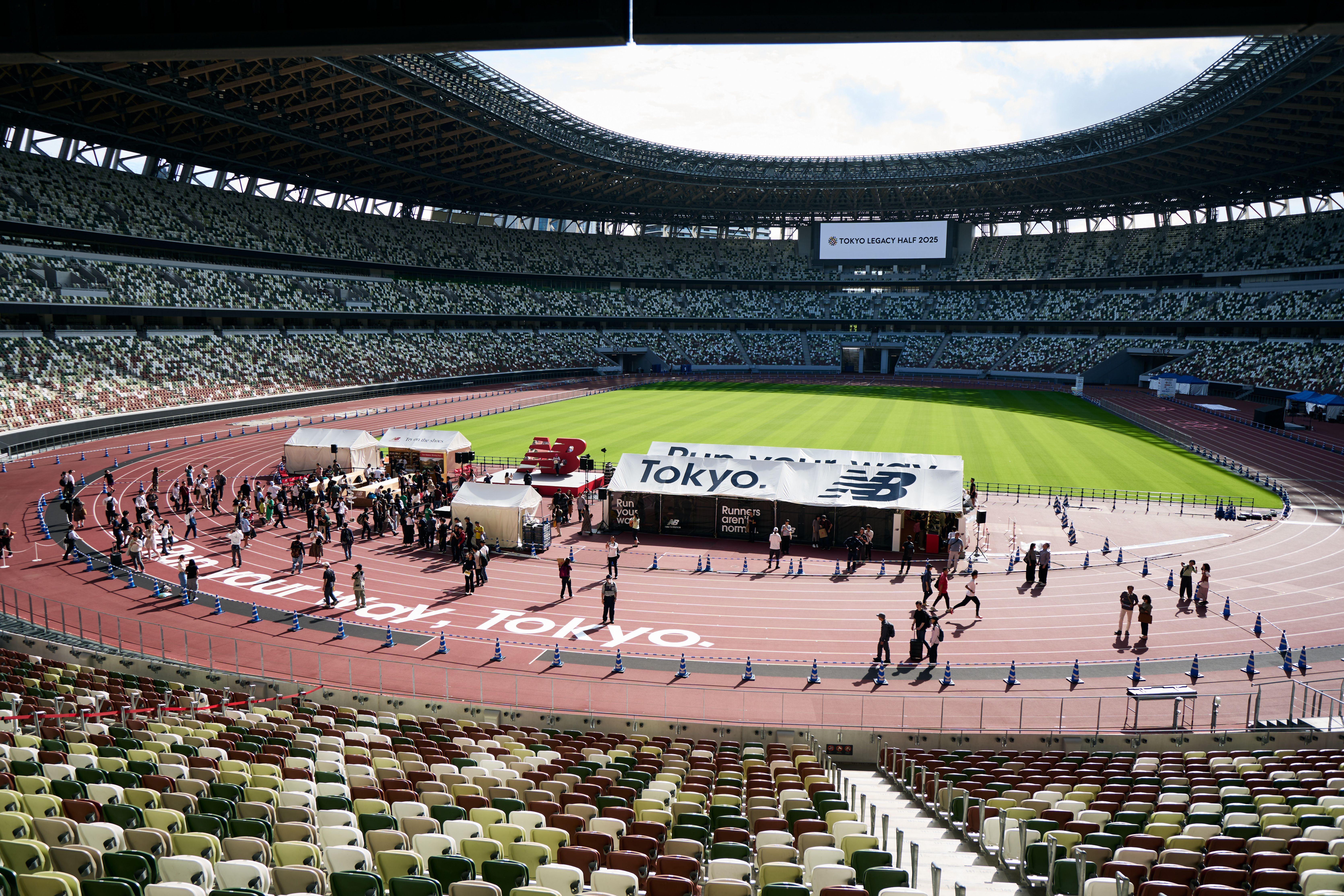 東京レガシーハーフマラソン2026は10月18日に定員1万8000人で開催され、学生枠や女性先行抽選に加え、新たに500円から支援できる「+ONE Action」寄付制度が導入されます。東京マラソン財団 広報部