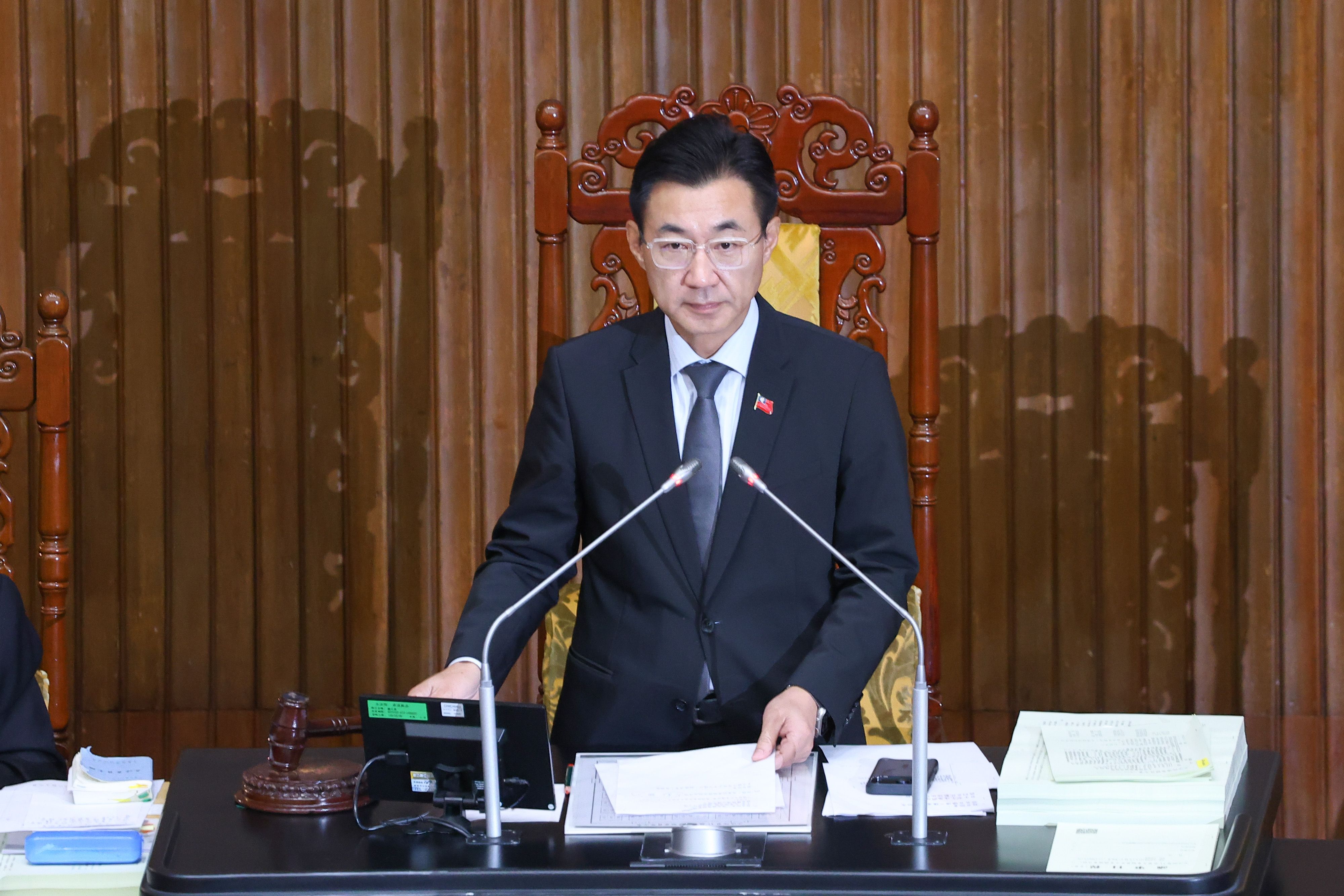 20260414-立法院副院長・江啓臣氏が14日、本会議の議長を務め、児童保育サービス法が可決・成立した。（顔麟宇撮影）