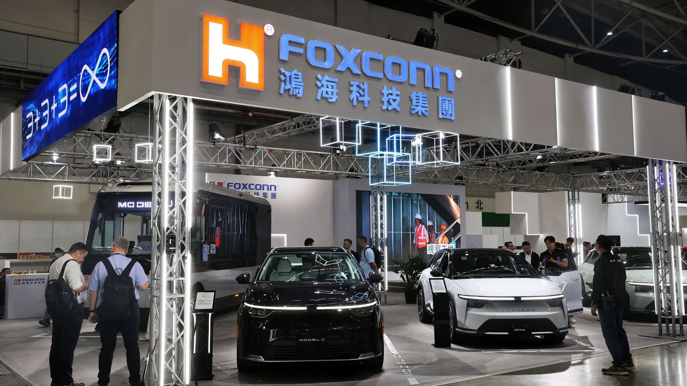 20260414-鴻海科技14日在2026台北國際汽車零配件展（TAIPEI AMPA）展出鴻海電動車及電芯等產品。（柯承惠攝）