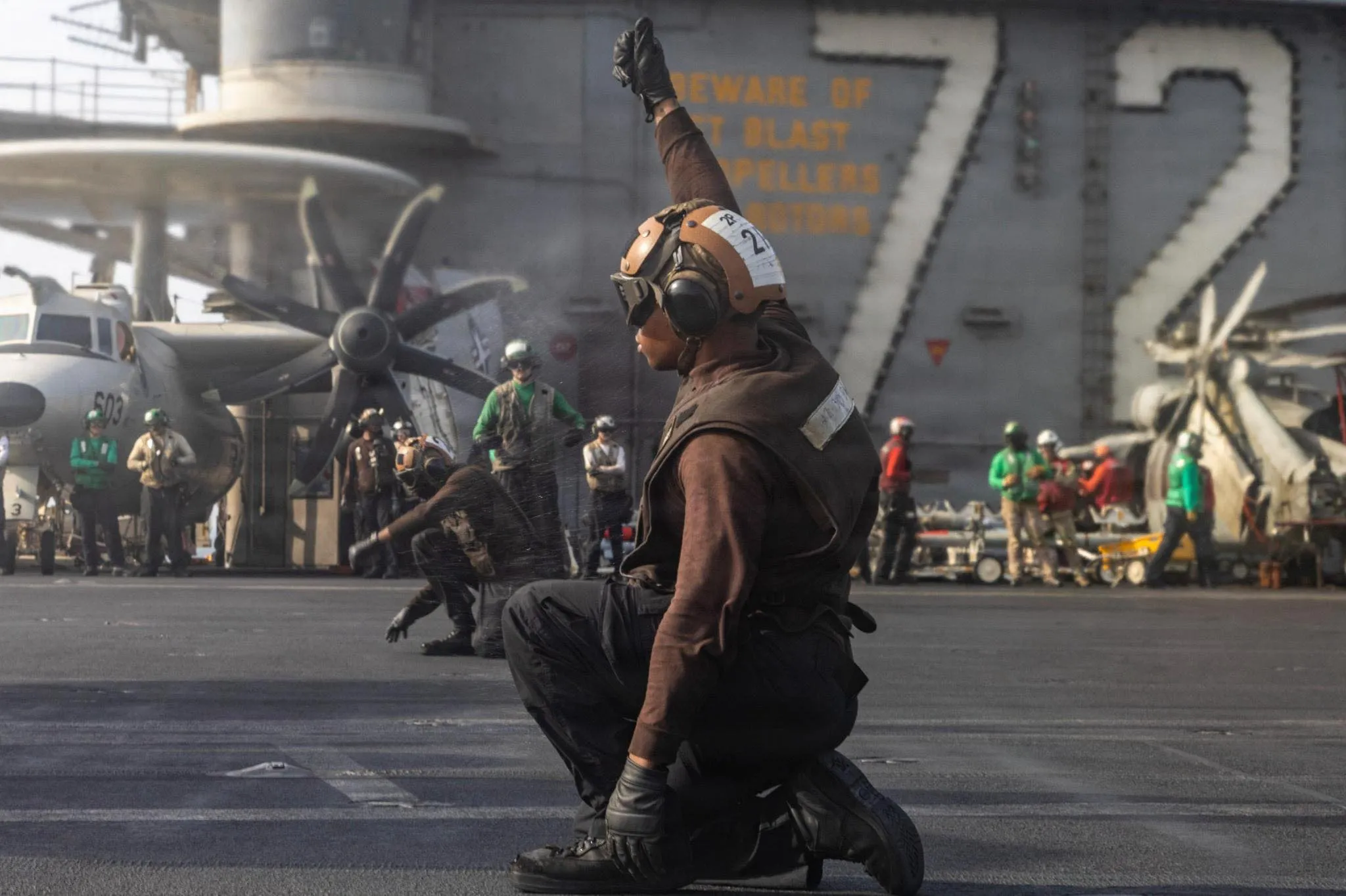 2026年4月14日，美軍的林肯號航空母艦（CVN 72）的甲板人員正在執行起飛作業。（美軍中央司令部）