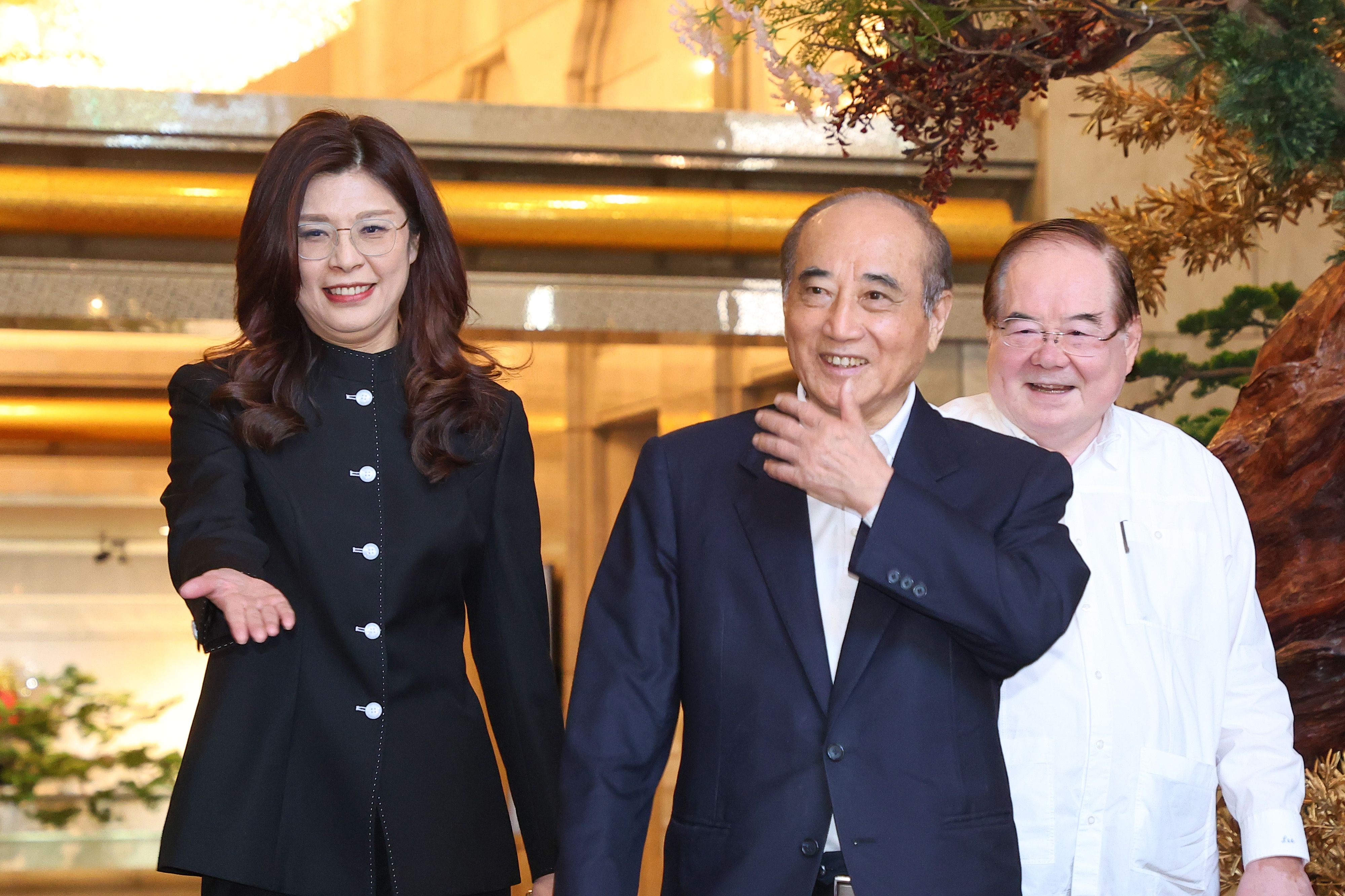 20260415-前立法院長王金平（中）15日會見國民黨主席鄭麗文（左）。（顏麟宇攝）