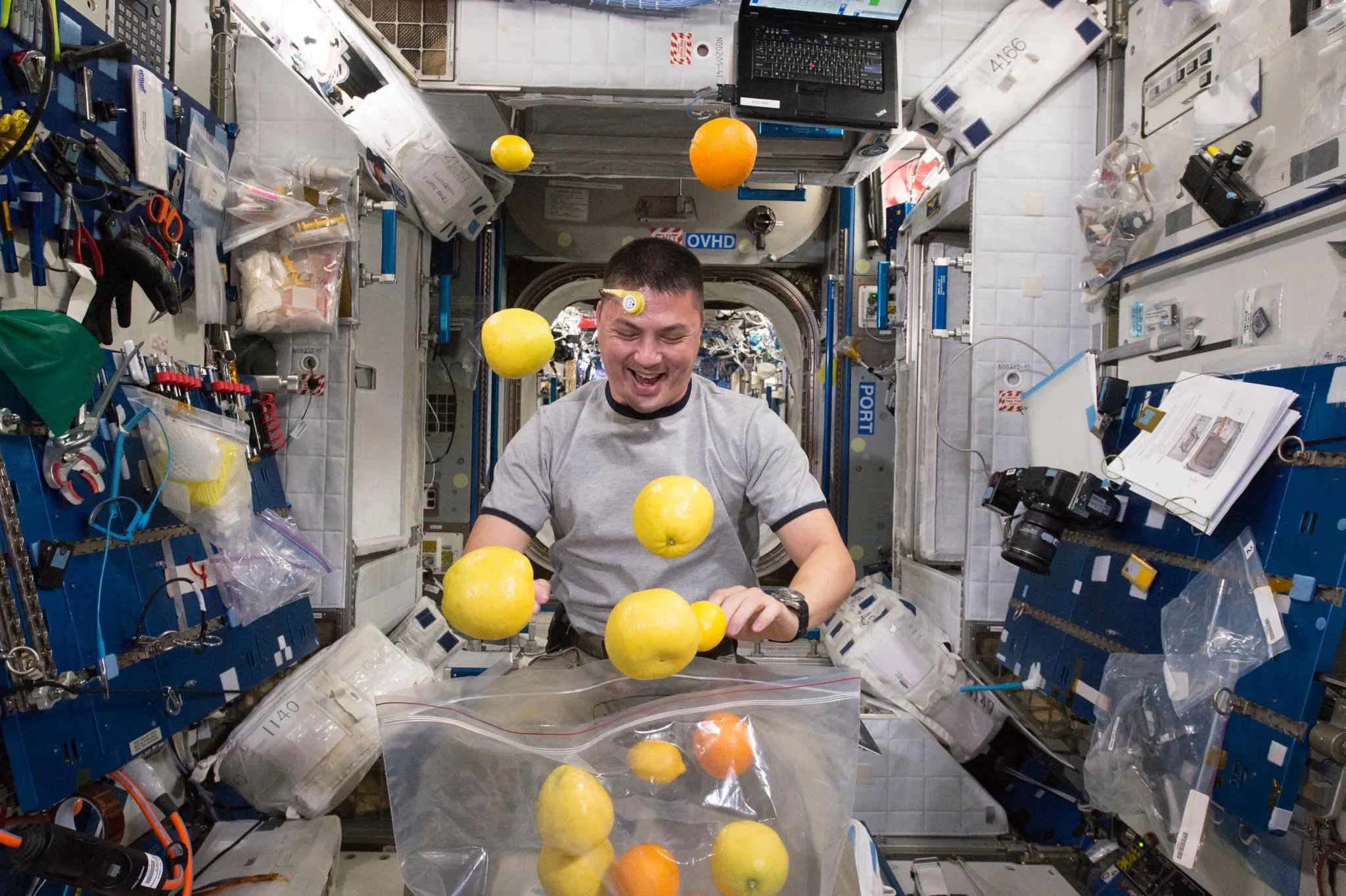 林琪兒醫師在國際太空站（ISS）與飄浮的水果「玩耍」，展現微重力環境下的樂趣。（圖／取自美國在台協會臉書）
