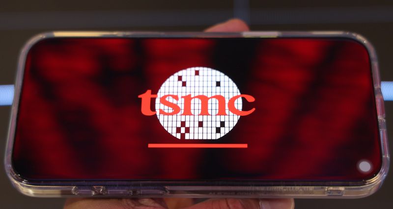 尾盤買盤進場　台積電2085元寫收盤新高 台股16日續漲409.88點，以37132.02點作收，連8紅；下午舉行法人說明會的台積電盤中一度翻黑，尾盤買盤進場，上漲5元，以2085元作收，漲幅0.24%。中央社記者張新偉攝115年4月16日