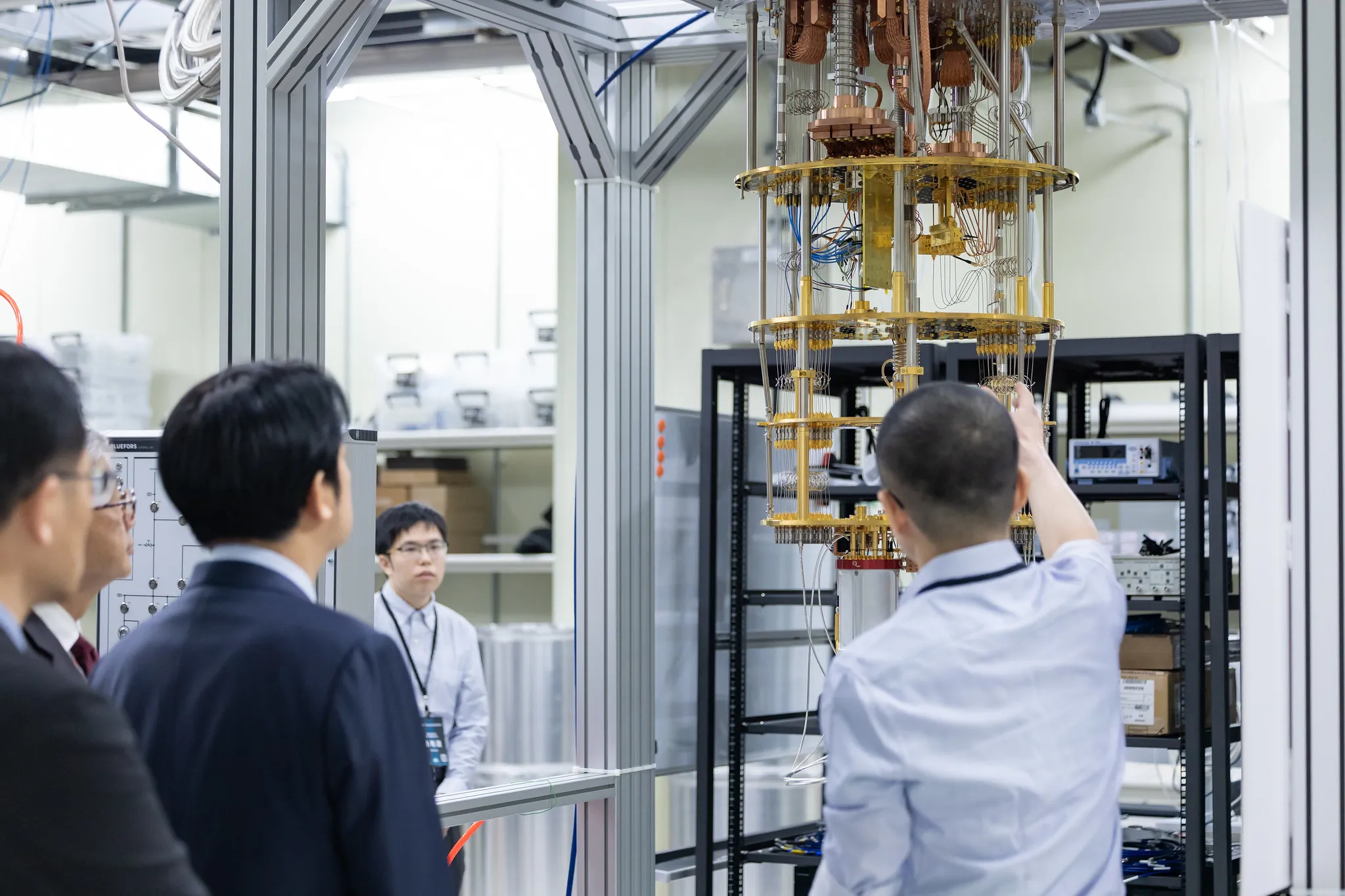 20260306-頼清徳総統が量子国際チームの出航および量子コンピューターサブシステム検証プラットフォームの稼働式典に出席し、成果展示と量子実験室を視察。（総統府提供）