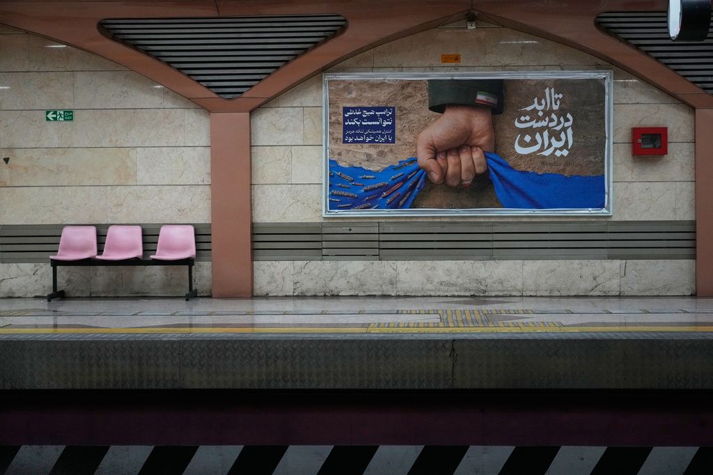 伊朗德黑蘭地鐵站的宣傳海報，寫著軍隊牢牢抓住荷莫茲海峽控制權。（美聯社）