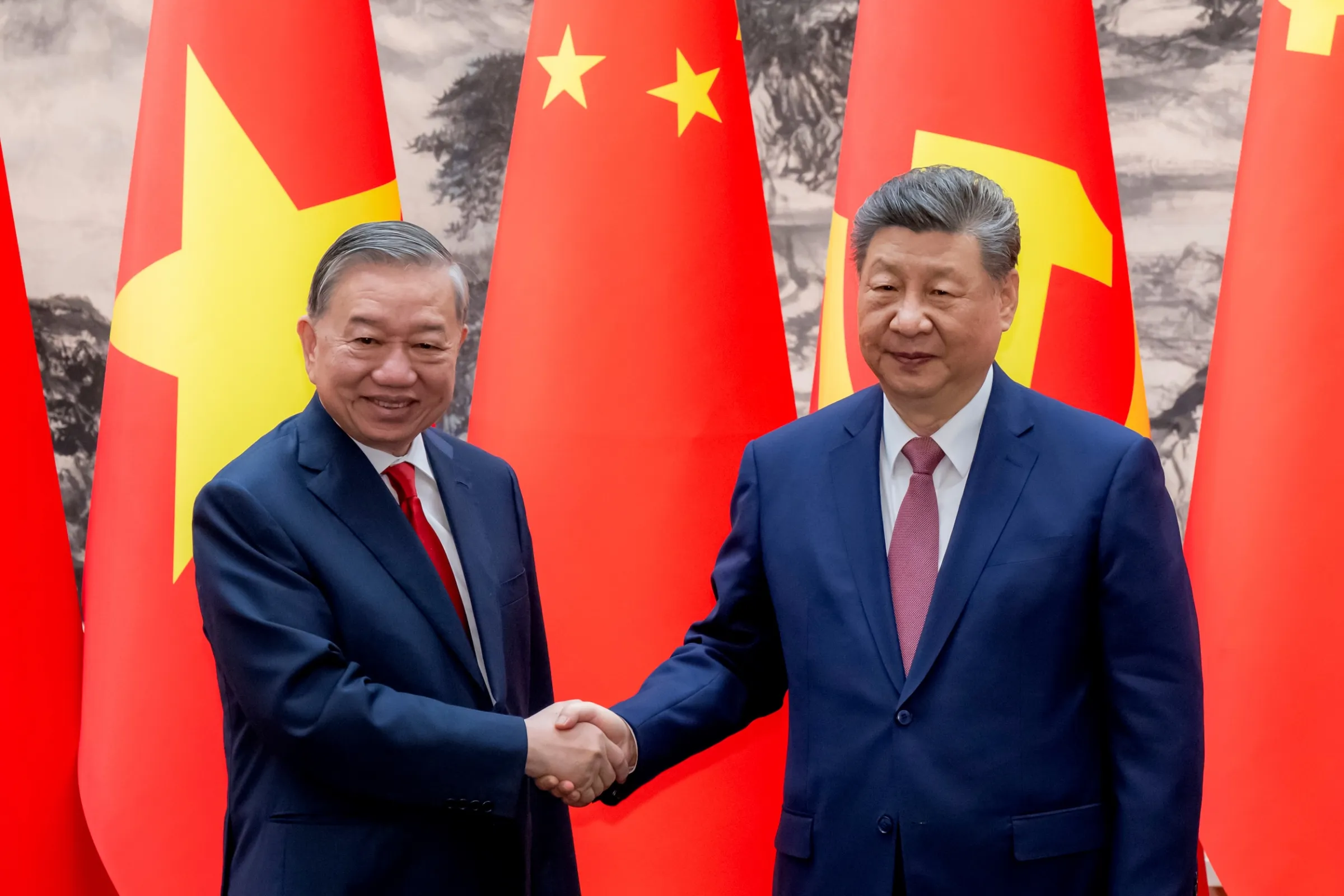 2026年4月15日，中國國家主席習近平（左）在北京人民大會堂歡迎越南國家主席​​蘇林。（美聯社）