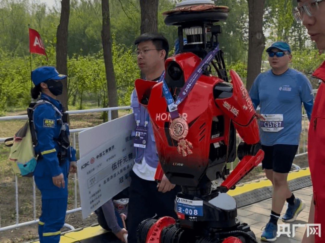 榮耀齊天大聖隊的「閃電」機器人以50分26秒奪冠，這個成績已快過人類半馬世界紀錄。（中國央廣網）