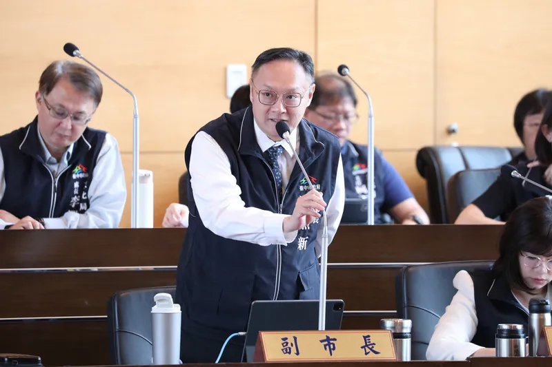 鄭照新台中市議會備詢 台中市副市長鄭照新（前左）20日列席市議會備詢，有關台中市有補教師涉及偷拍案卻仍執教，他認為，不適任人員通報系統應開放所有人查詢，性犯罪者的個資不需被保障。中央社記者趙麗妍攝115年4月20日